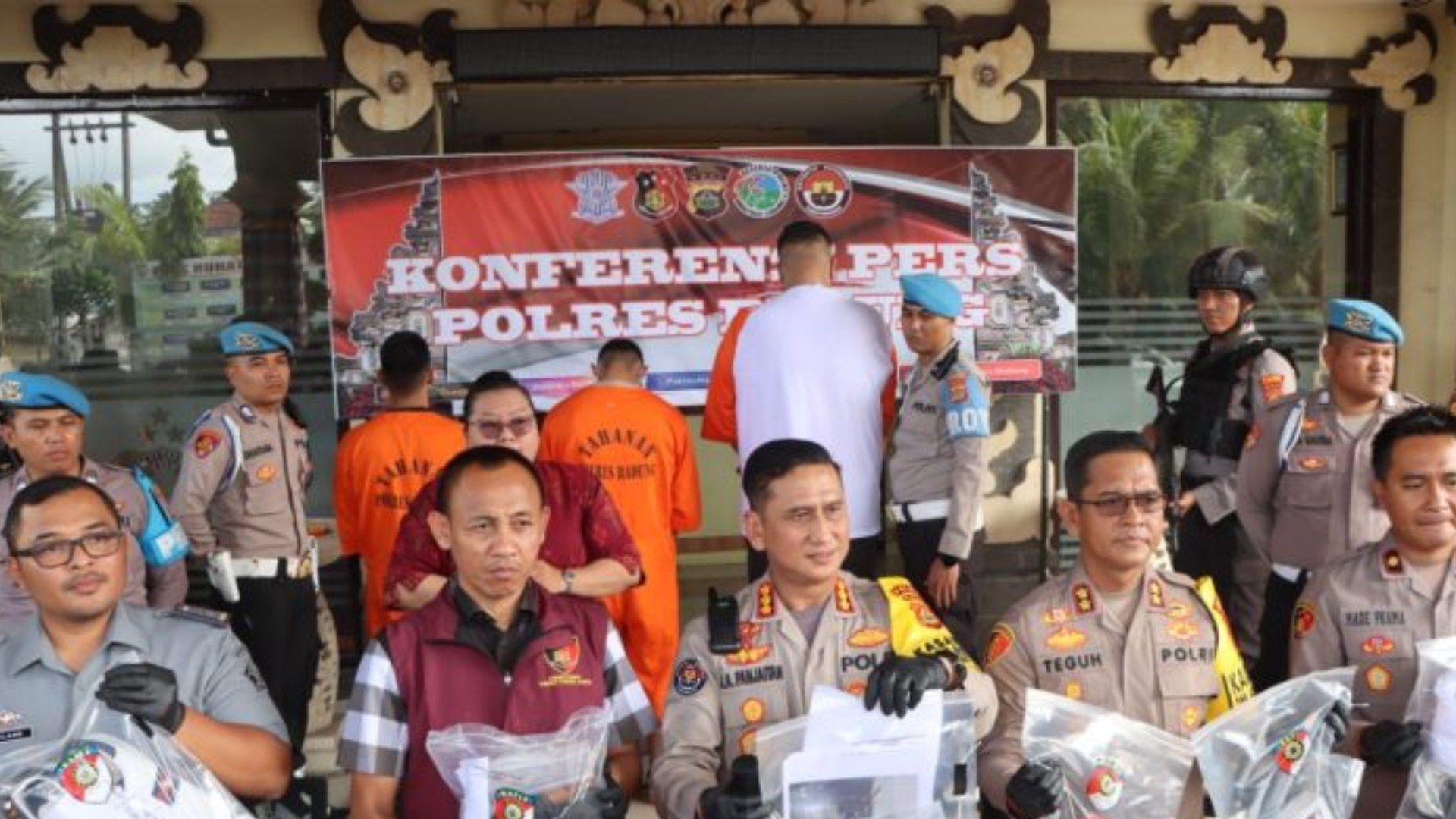 Policía de Indonesia Arresta a Tres mexicanos por Robo a Mano Armada en Bali