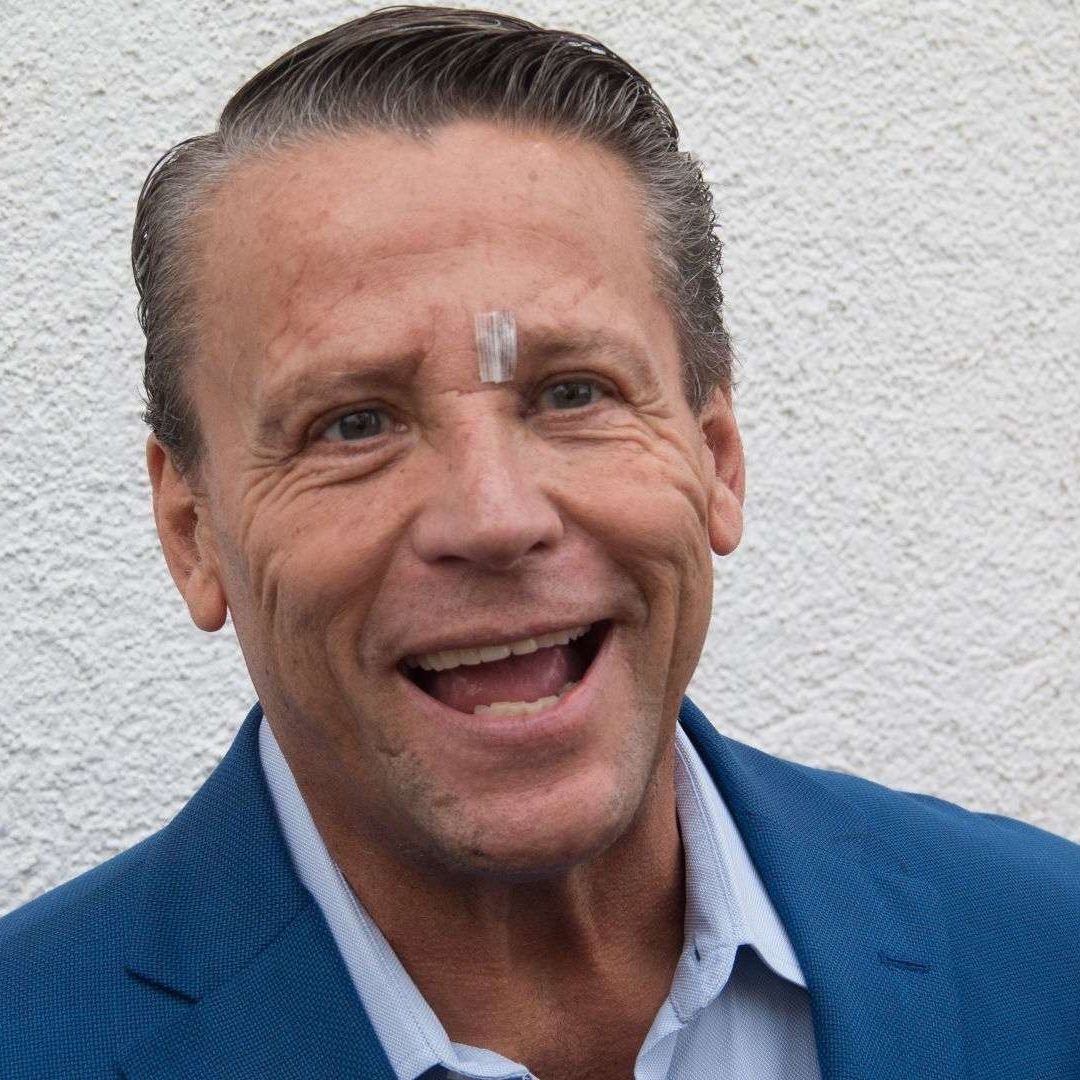 Alfredo Adame se volvió tendencia por un corrido que realza su ascendencia alemana por parte de su mamá; quién es