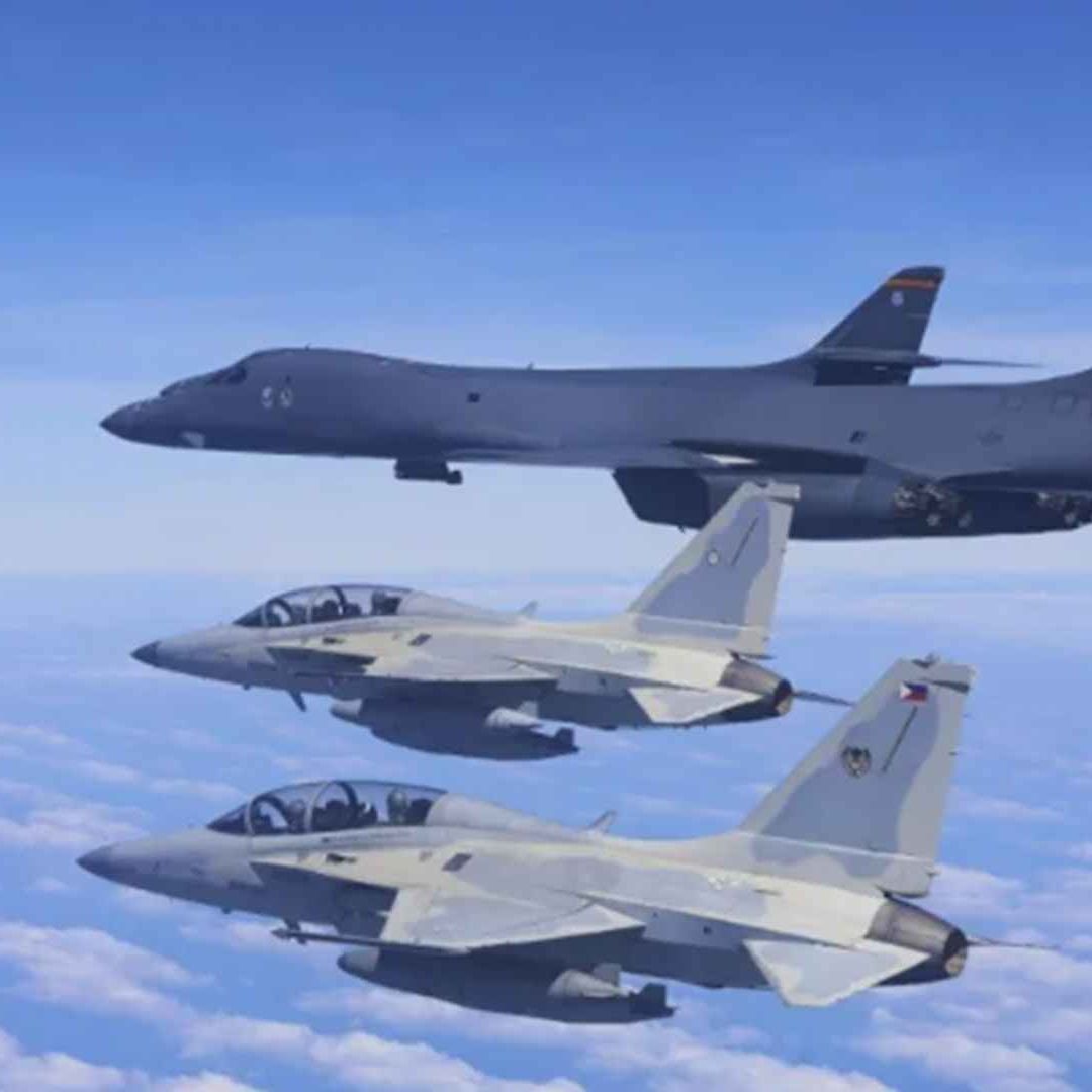 Dos cazas FA-50 de la Fuerza Aérea filipina vuelan con dos bombarderos B-1 de la Fuerza Aérea estadounidense
