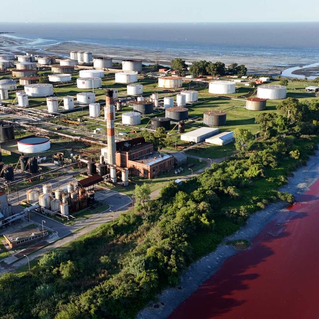 El Extraño Caso del Arroyo que se Pintó de un Rojo Intenso en Buenos Aires