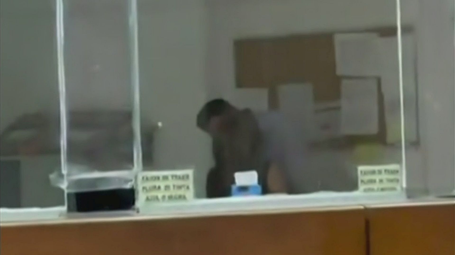 Video | ¿Sesión de Besos en el IMSS? Así Captaron a Empleados en Pleno Horario Laboral