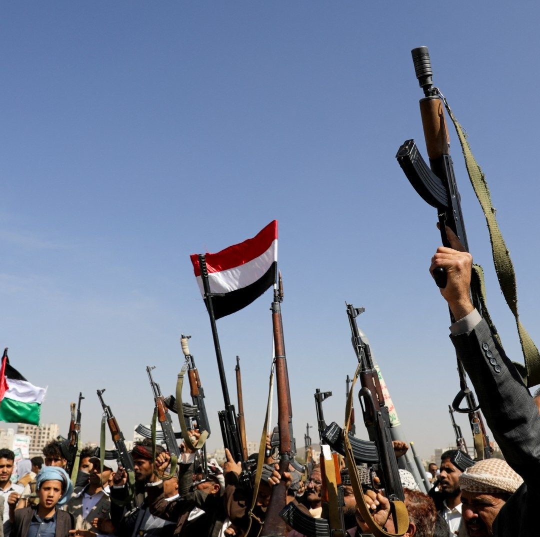 Rebeldes Hutíes de Yemen Lanzan Misiles contra Destructor de EUA en el Mar Rojo