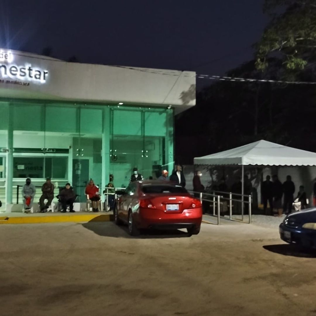 Adultos Mayores Asisten al Banco Bienestar Desde las 4 de la Mañana