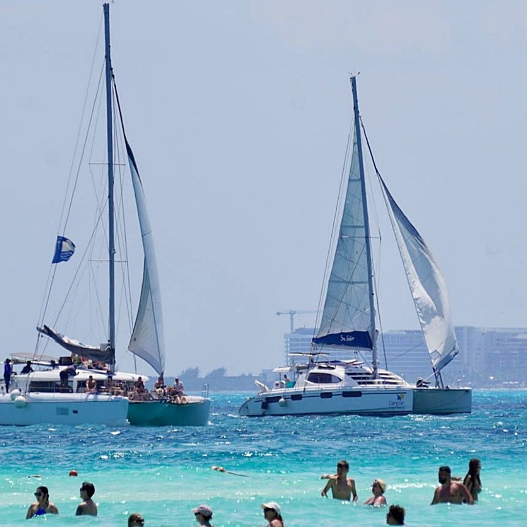 Marina Evacua a Turista Extranjera de Crucero Frente a Isla Mujeres por Emergencia Médica