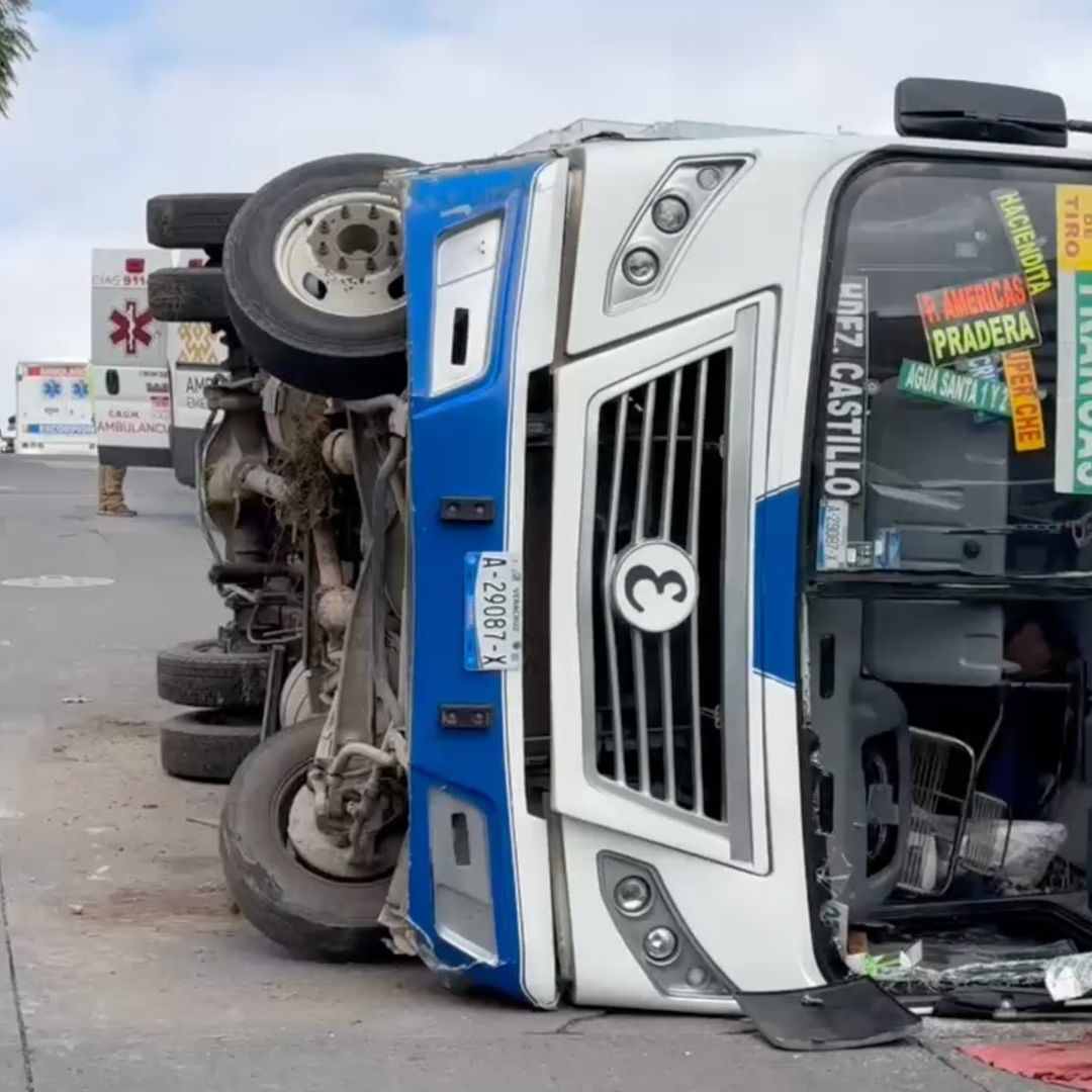 Camión volcado bloquea la calle Álamo en el fraccionamiento Praderas