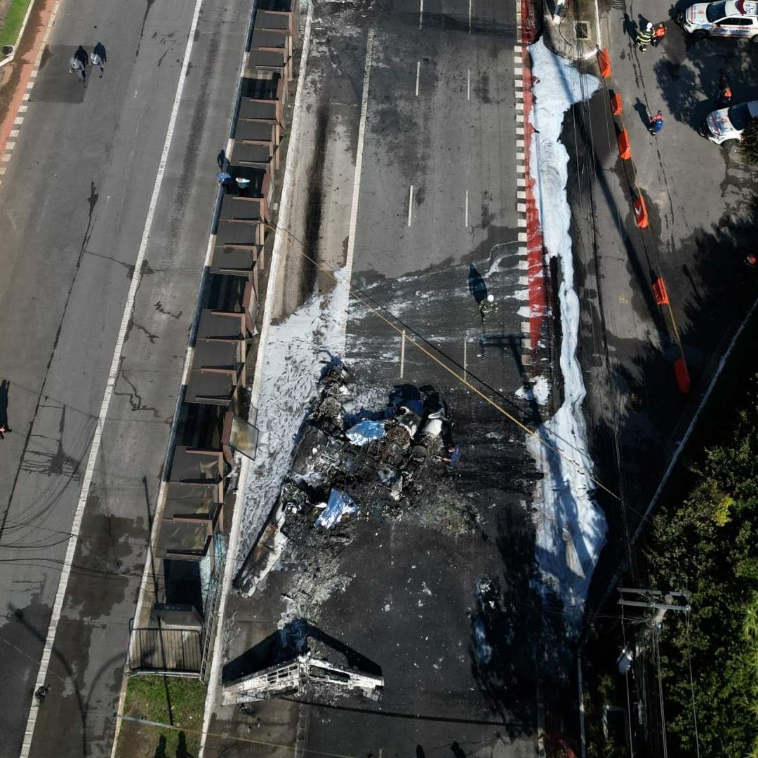 Cae Avioneta sobre Camión de Pasajeros en Sao Paulo y Causa Explosión