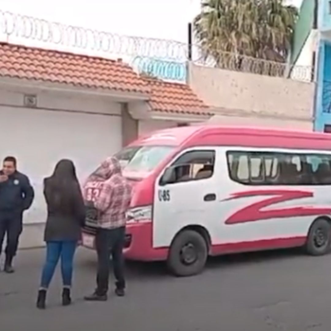 Conductor Balea a Pasajero de Combi por Reclamarle que Maneja Mal