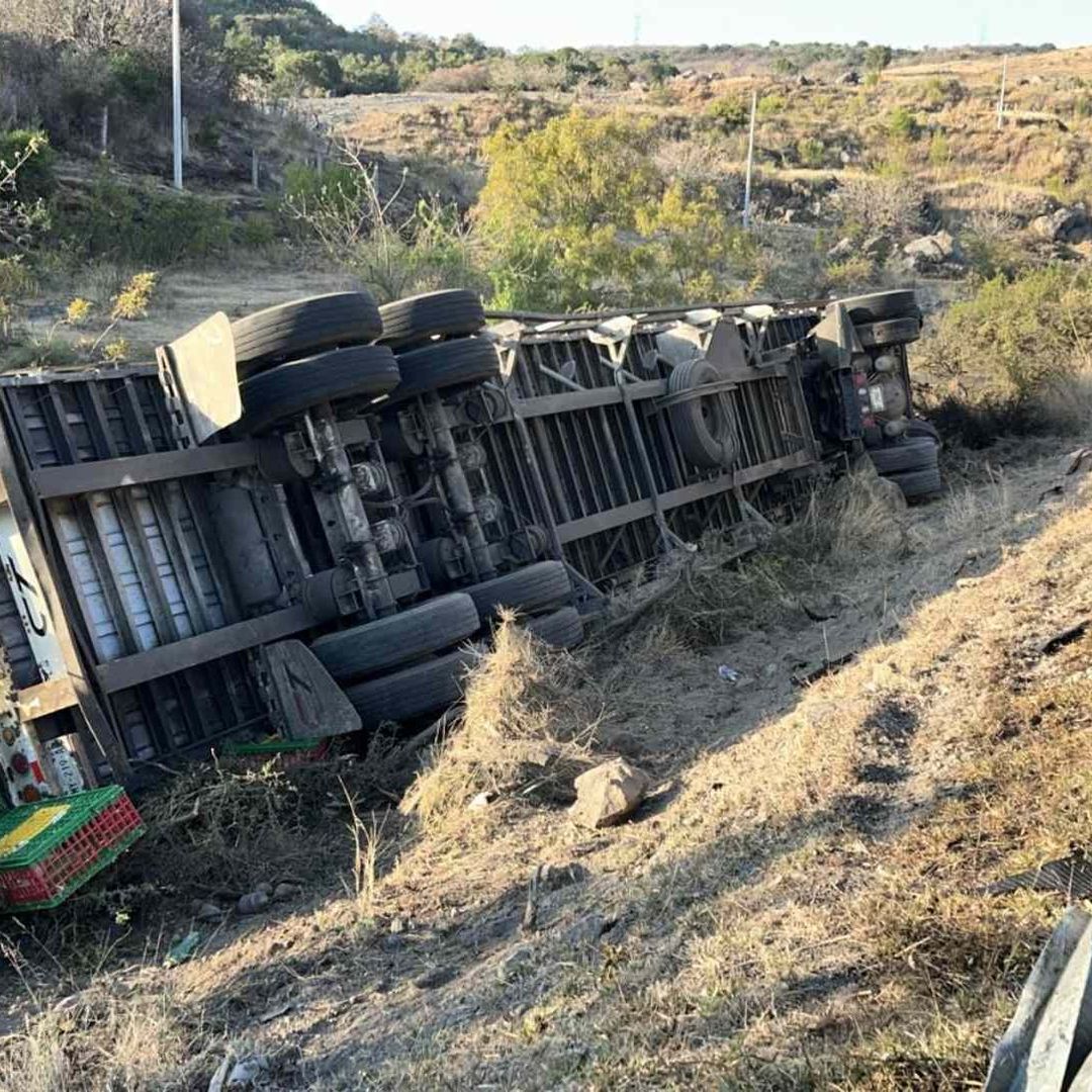 Volcadura de Tráiler con Pollos Vivos en Autopista Siglo XXI en Puebla; El Chofer se Quedó Dormido