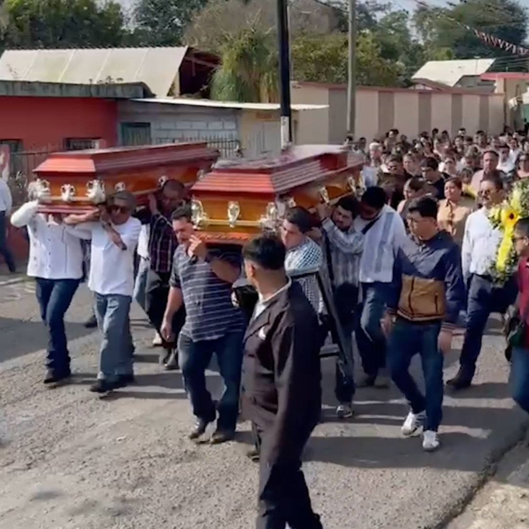 Recorrieron las principales calles de Paso del Macho llegando al palacio municipal donde Carlos Ranses Neri Rodriguez se desempeñaba como secretario del Ayuntamiento.