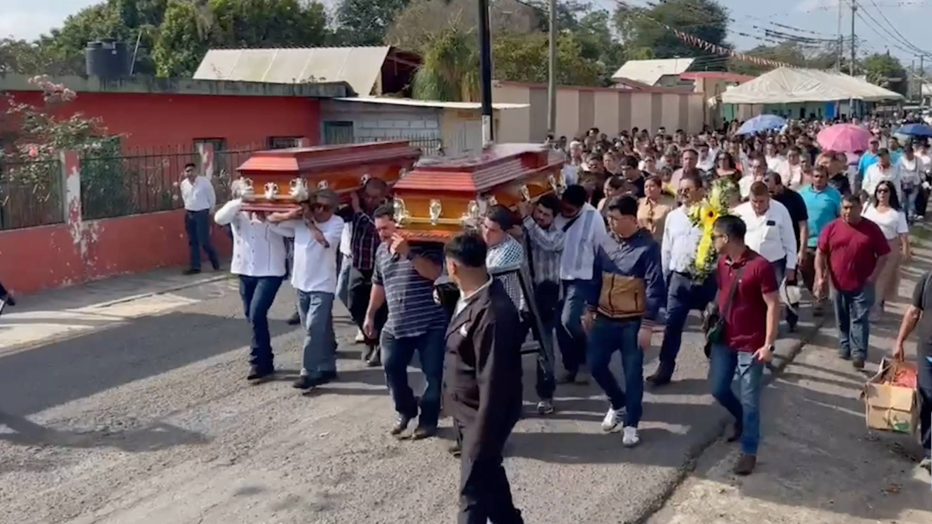 Recorrieron las principales calles de Paso del Macho llegando al palacio municipal donde Carlos Ranses Neri Rodriguez se desempeñaba como secretario del Ayuntamiento.