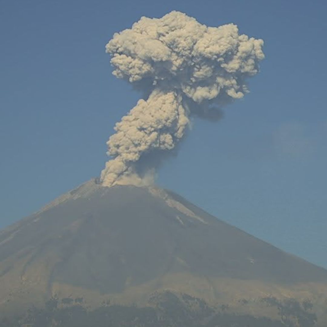 Impresionante Postal de la Explosión del Volcán Popocatépetl Hoy Lunes 10 de Febrero en Puebla