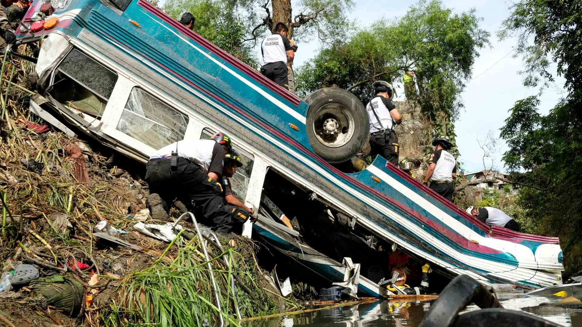 Autobús Cae a Barranco en Guatemala; Reportan Más de 50 Muertos