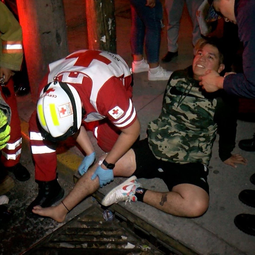 Hombre cae en alcantarillado y no logra llegar a su trabajo