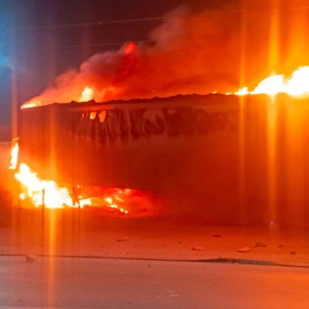 Tráiler se Incendia tras Chocar contra Entrada de una Empresa Química en Matamoros