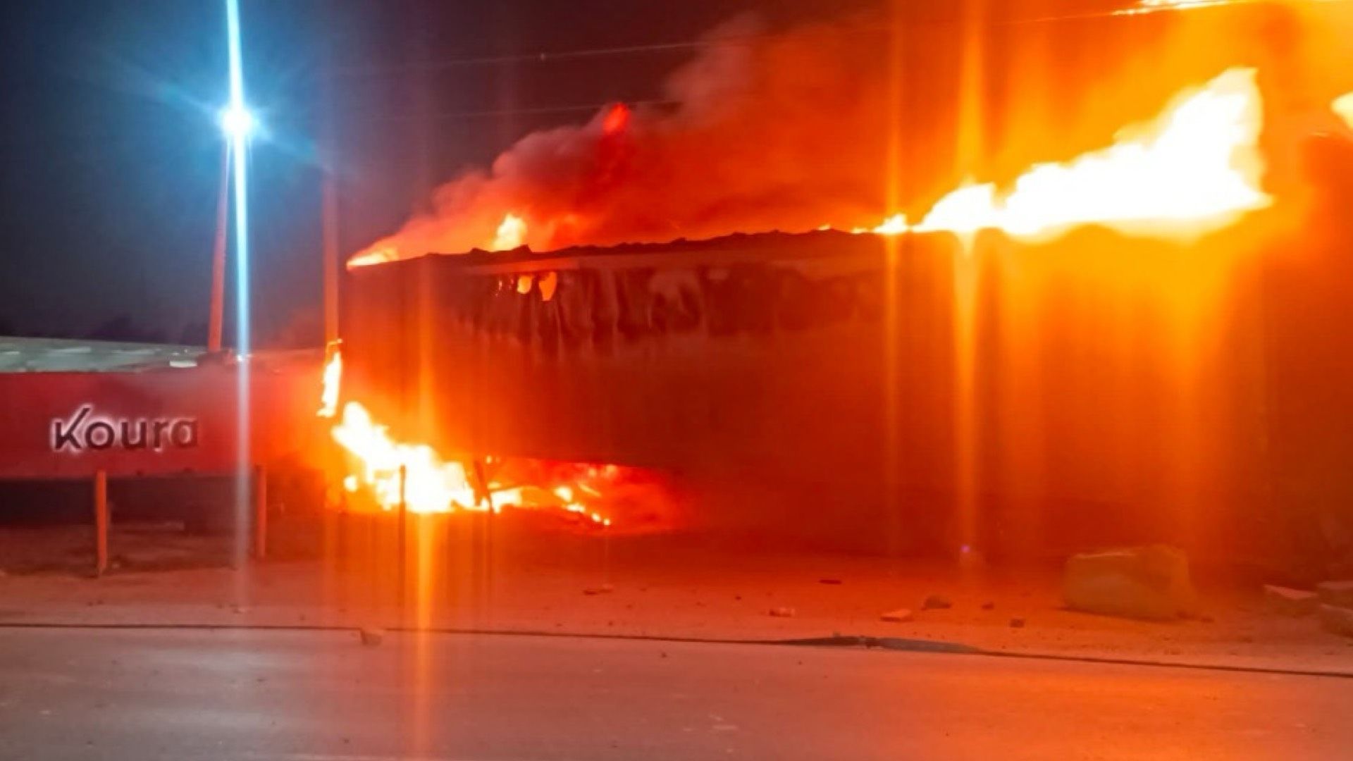 Tráiler se Incendia tras Chocar contra Entrada de una Empresa Química en Matamoros