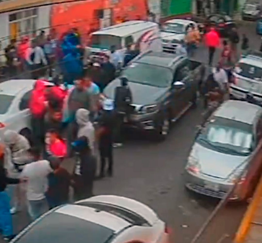 Una cámara de seguridad captó a presuntos integrantes de esta agrupación llegando a una fábrica de aluminio para amedrentar a los trabajadores