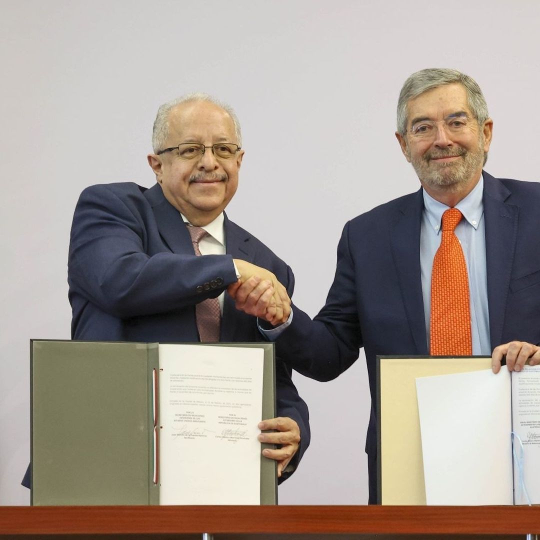 Juan Ramón De la Fuente y Carlos Ramírez Martínez, ministro de relaciones exteriores guatemalteco, se reunieron en la CDMX.