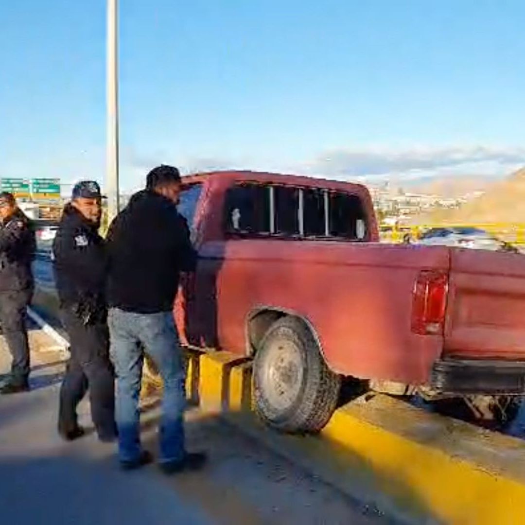 Pick-up Choca Contra Poste y Queda Sobre Camellón en Chihuahua