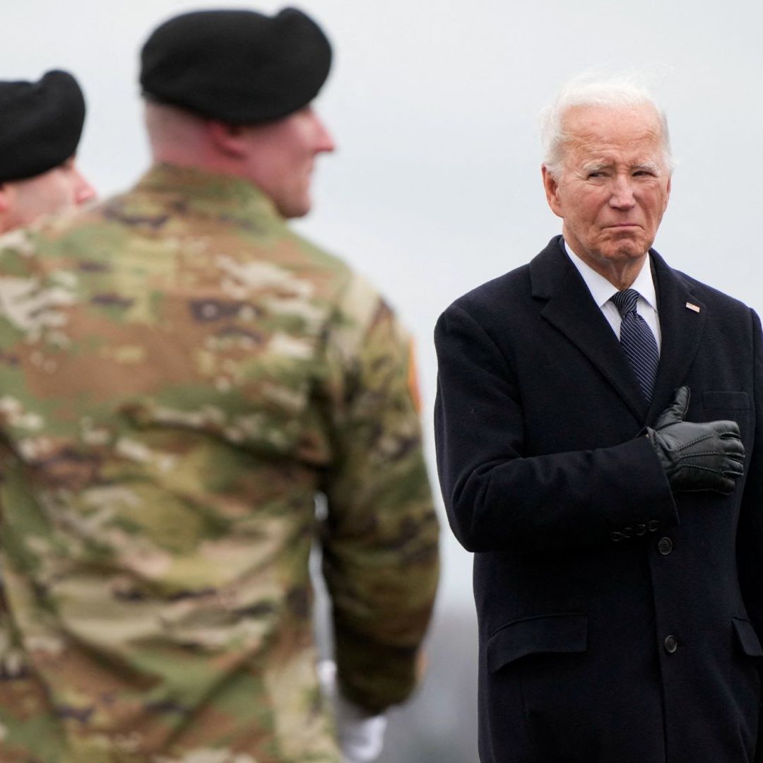 Joe Biden recibe a los soldados estadounidenses muertos en Jordania