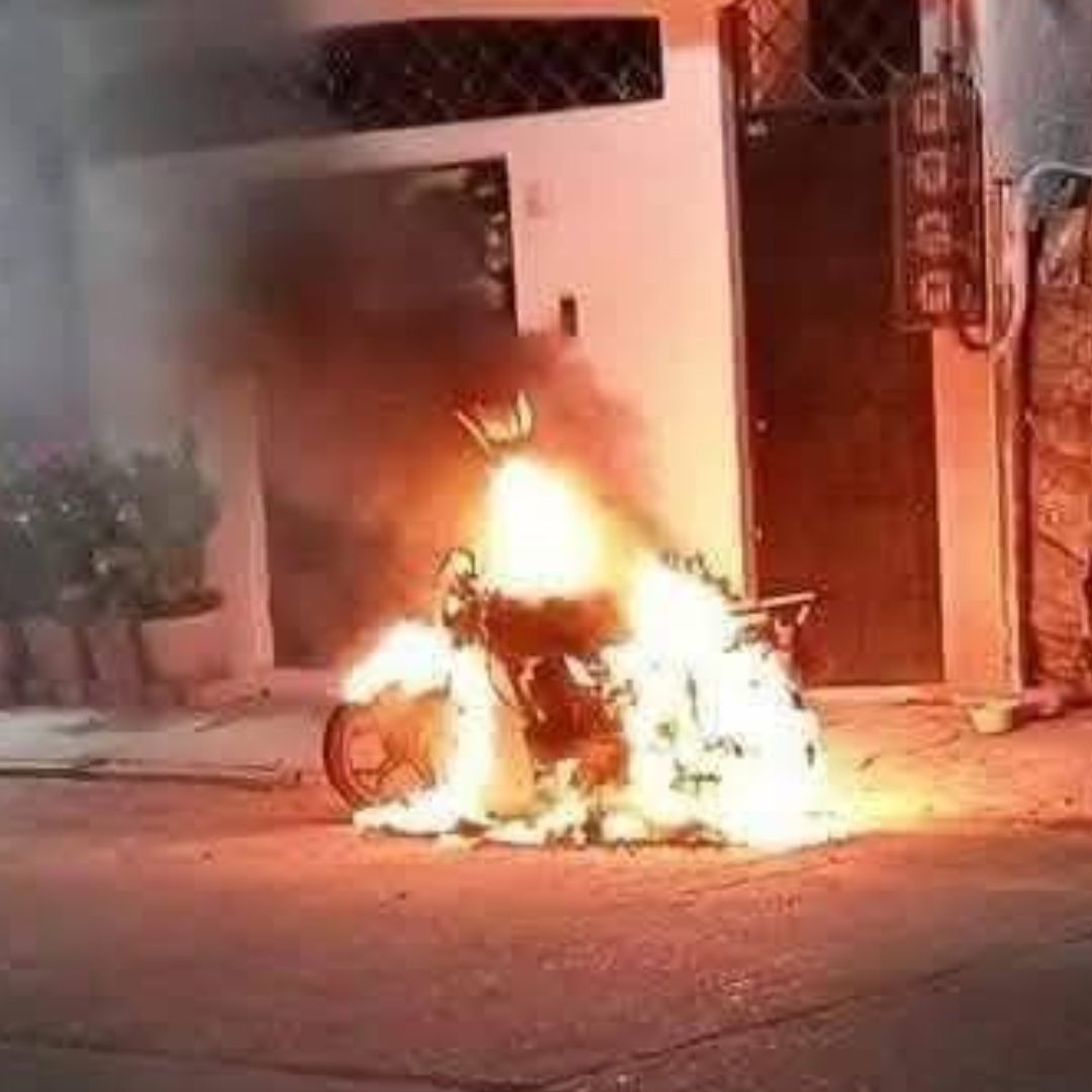 Vecinos Queman Motocicleta a Joven por Molestarlos con Ruido del Motor en Acapulco