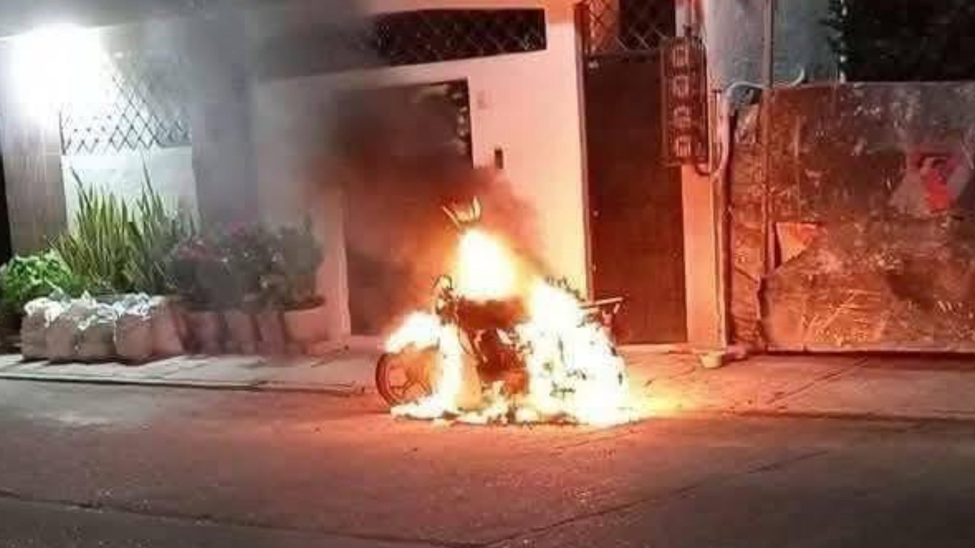 Vecinos Queman Motocicleta a Joven por Molestarlos con Ruido del Motor en Acapulco