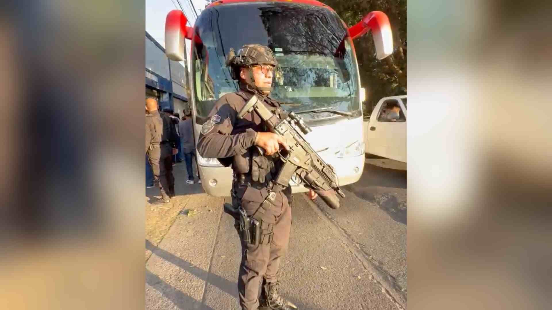 Normalistas Toman 2 Autobuses a la Fuerza en Guadalajara; Provoca Fuerte Movilización Policiaca