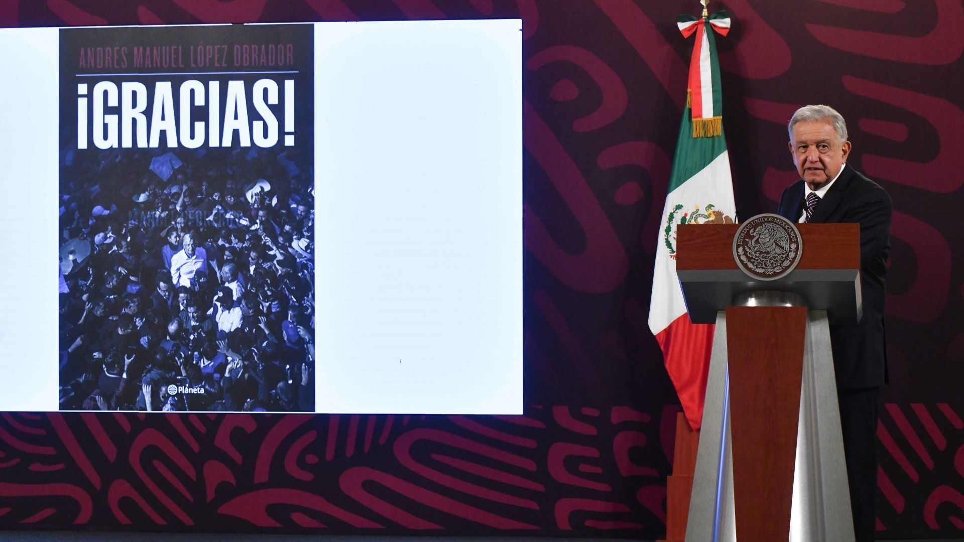 AMLO presenta Gracias, su nuevo libro