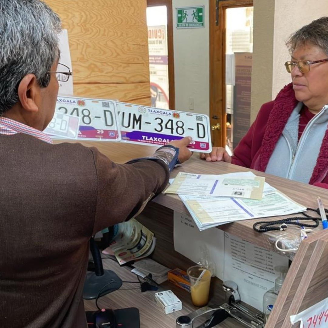 Amplían horario de atención para el canje de placas en Tlaxcala. Foto: Jessica Meléndez | N+