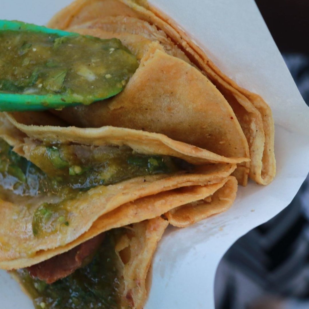 Hombre Muere Tras Desayunar Tacos al Vapor en Puesto Callejero