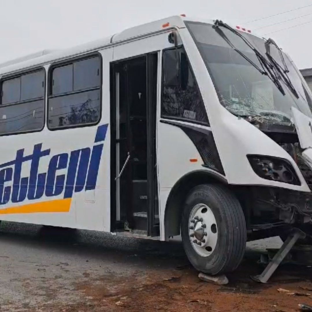 La falta de pericia y precaución del chofer de transporte de personal, dejó 8 personas lesionadas en la carretera Zacatecas