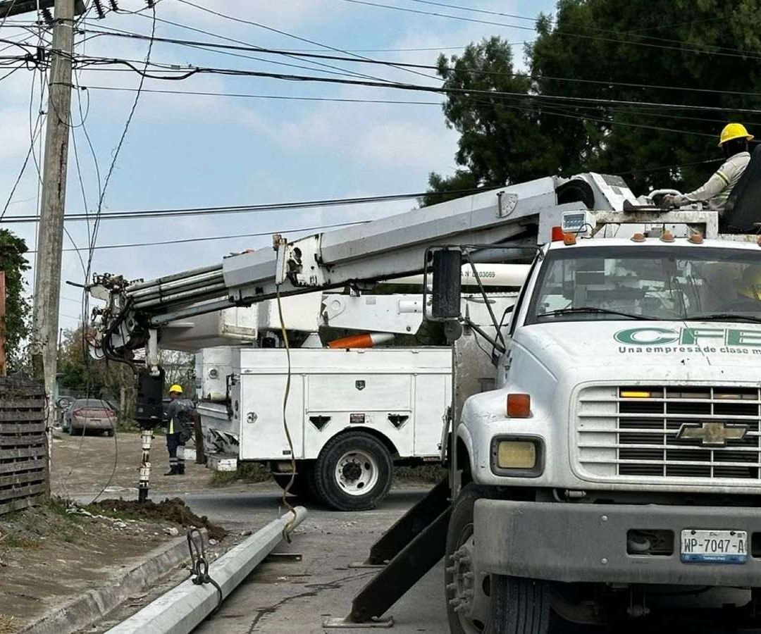 Sujeto se Impacta y Derriba Poste de la CFE y se Da a la Fuga; Deja al Sector sin Luz