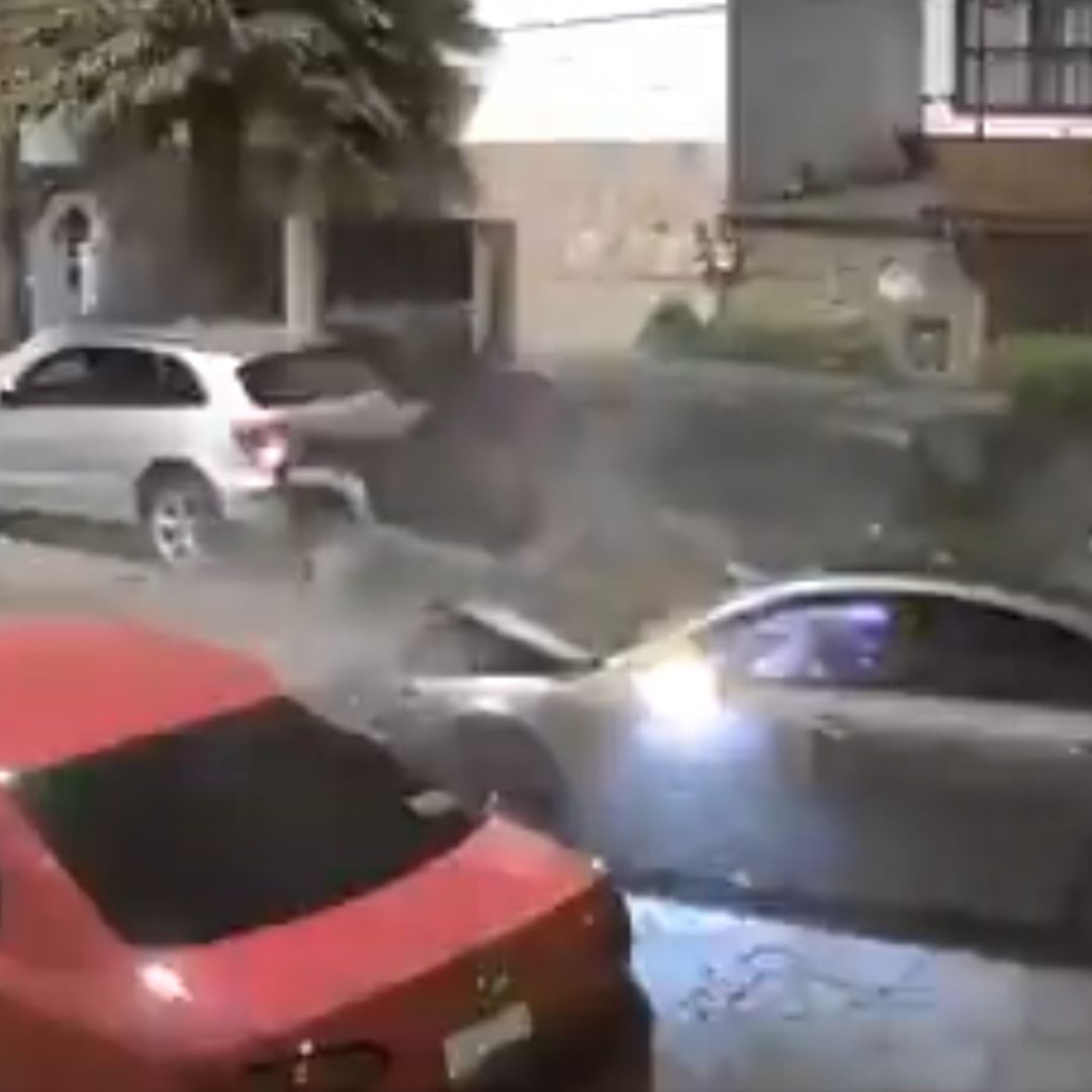 Choque de Mercedes Benz contra Varios Autos Estacionados en Puebla