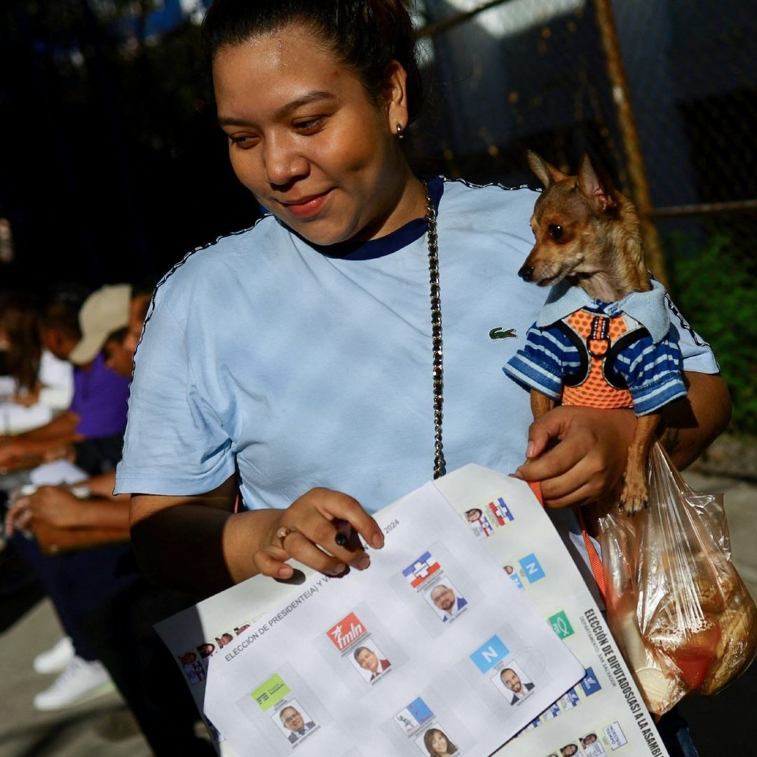 El Salvador Abre Centros de Votación con Bukele como Favorito y Ambiente Festivo