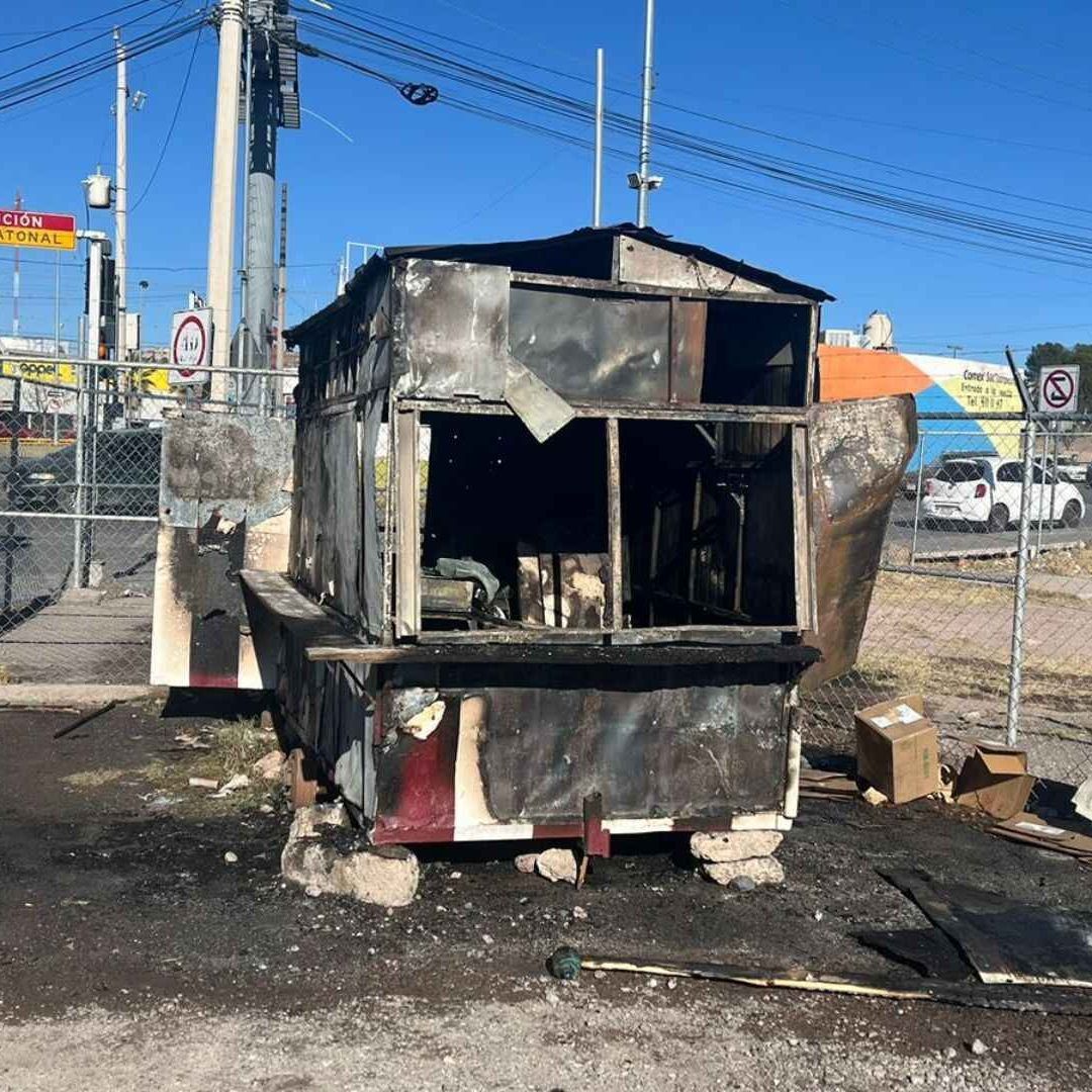 Heroico Cuerpo de Bomberos Apaga Incendio de Puesto de Comida en Vialidad CHP
