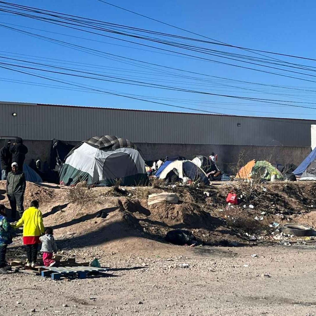 Decenas de Migrantes Improvisan Campamento Junto a Vías del Tren