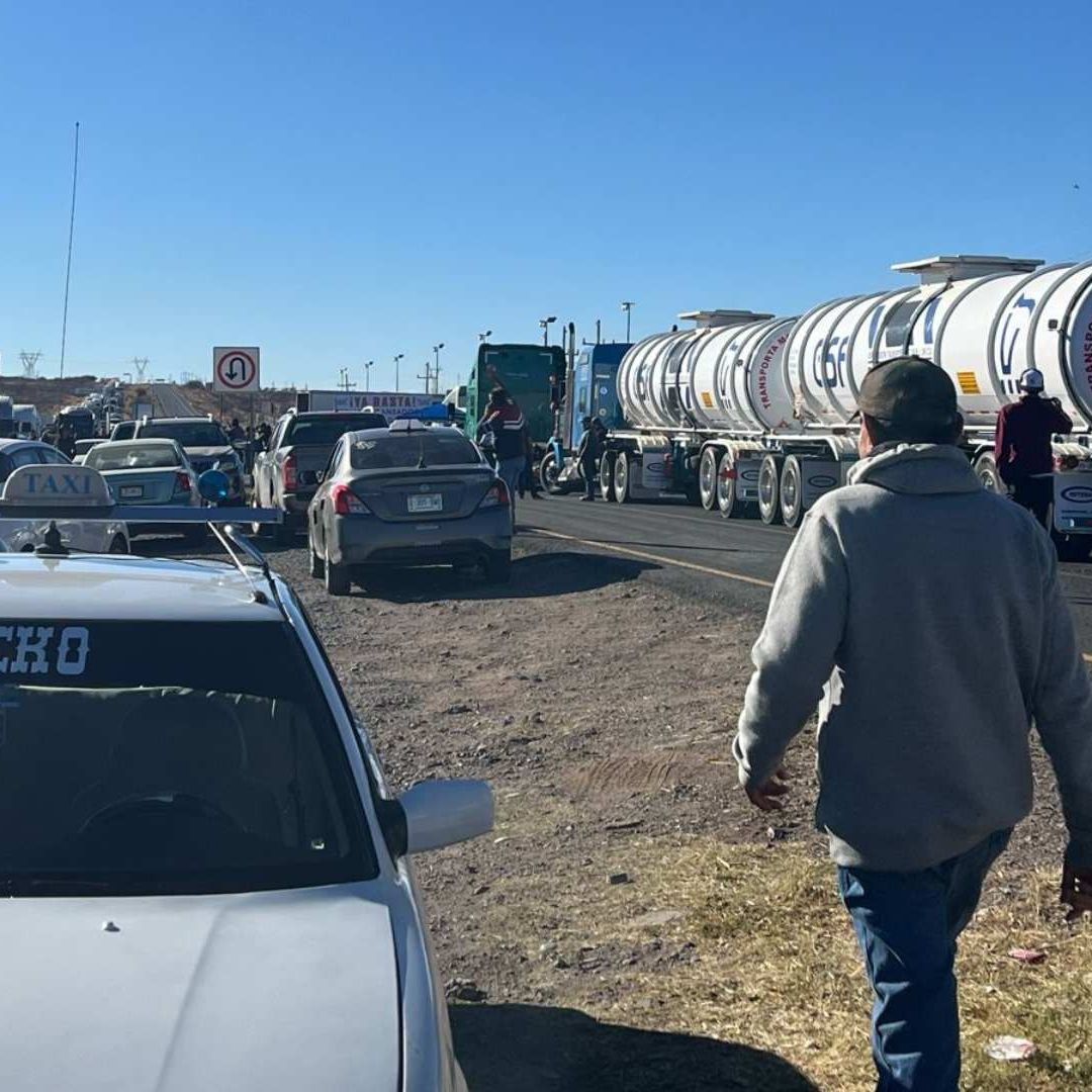 Transportistas exigen seguridad vial. El cierre de carreteras busca llamar la atención sobre los riesgos diarios. Foto: N+
