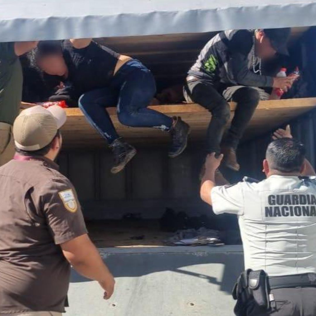 Migrantes hacinados en camionetas en Veracruz