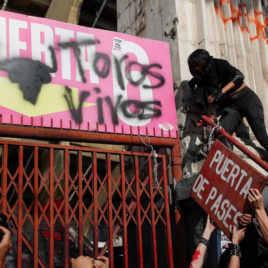 Afuera de la puerta 1, otro grupo de manifestantes fue encapsulado y también hubo enfrentamientos con los policías capitalino. Foto: EFE