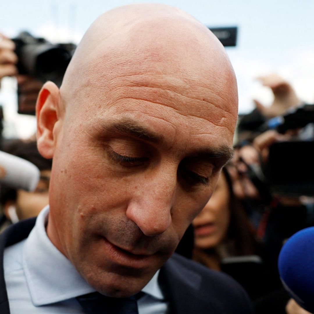 Luis Rubiales interactúa con periodistas al salir de tribunal en Madrid, España, el 11 de febrero de 2025