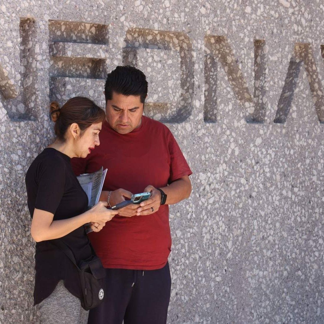 Personas afuera del edificio del Infonavit en CDMX.