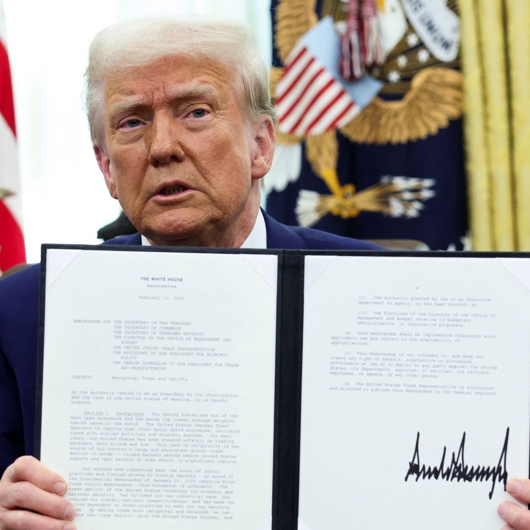 Trump muestra la orden ejecutiva para implementar aranceles recíprocos