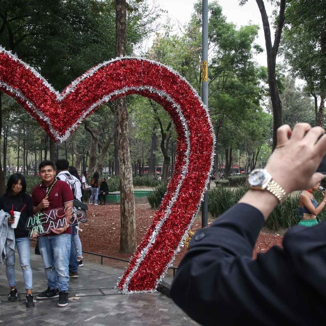 Capitalinos celebran el día del Amor y la amistad visitando la Alameda Central.