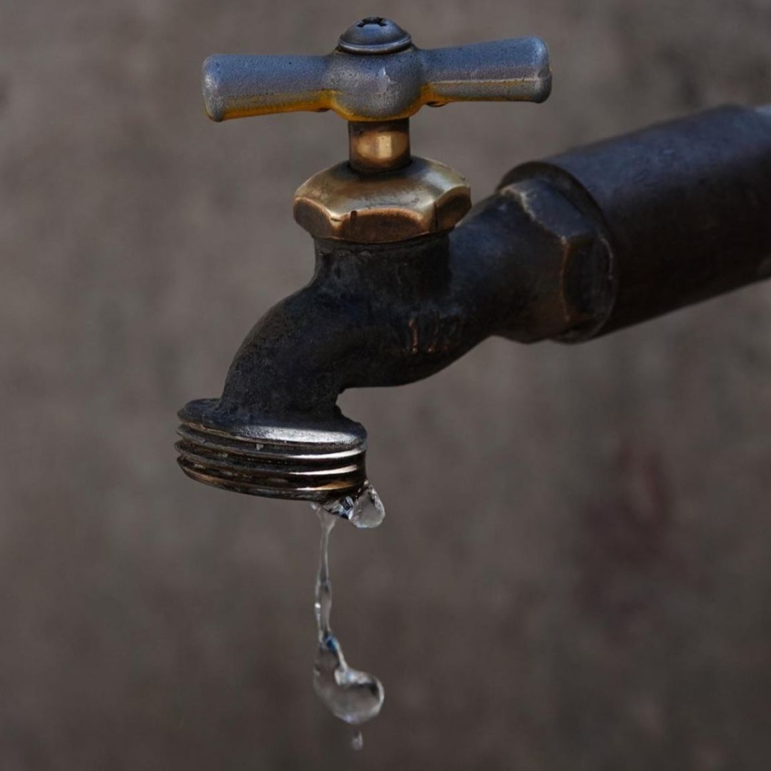 Diversas colonias sufren en el Valle de México desabasto de agua, debido a bajos niveles de bombeo del Sistema Cutzamala
