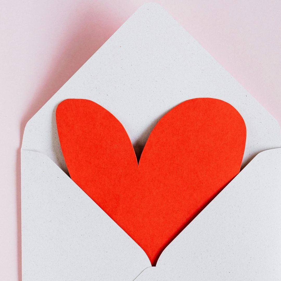 El 14 de febrero es un día para expresar tus sentimientos y aquí te dejamos frases bonitas para mandar a tus amigos y crush