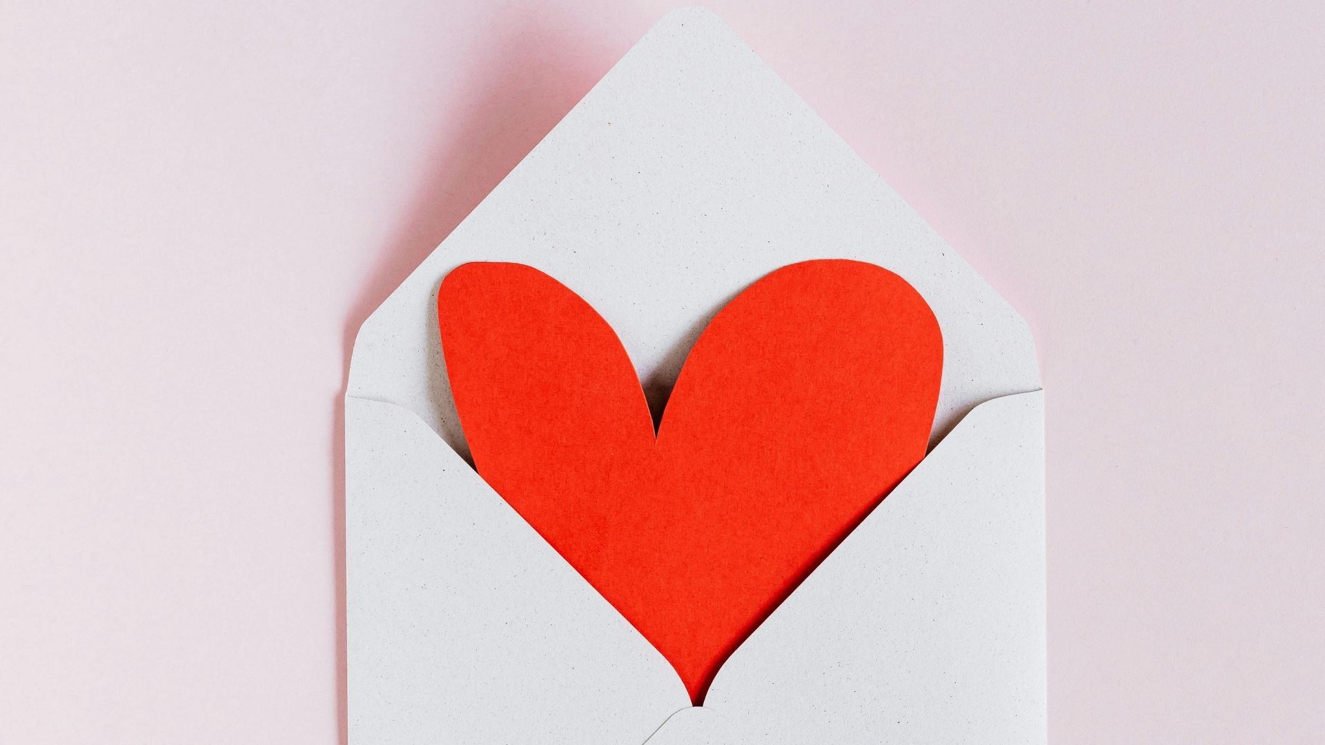 El 14 de febrero es un día para expresar tus sentimientos y aquí te dejamos frases bonitas para mandar a tus amigos y crush