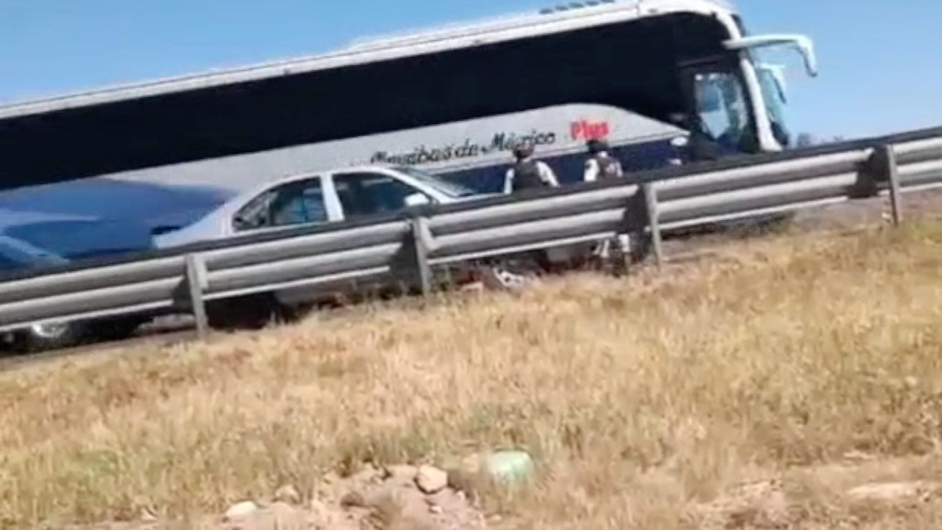 Un supuesto explosivo en el interior de un vehículo alertó a los elementos de seguridad