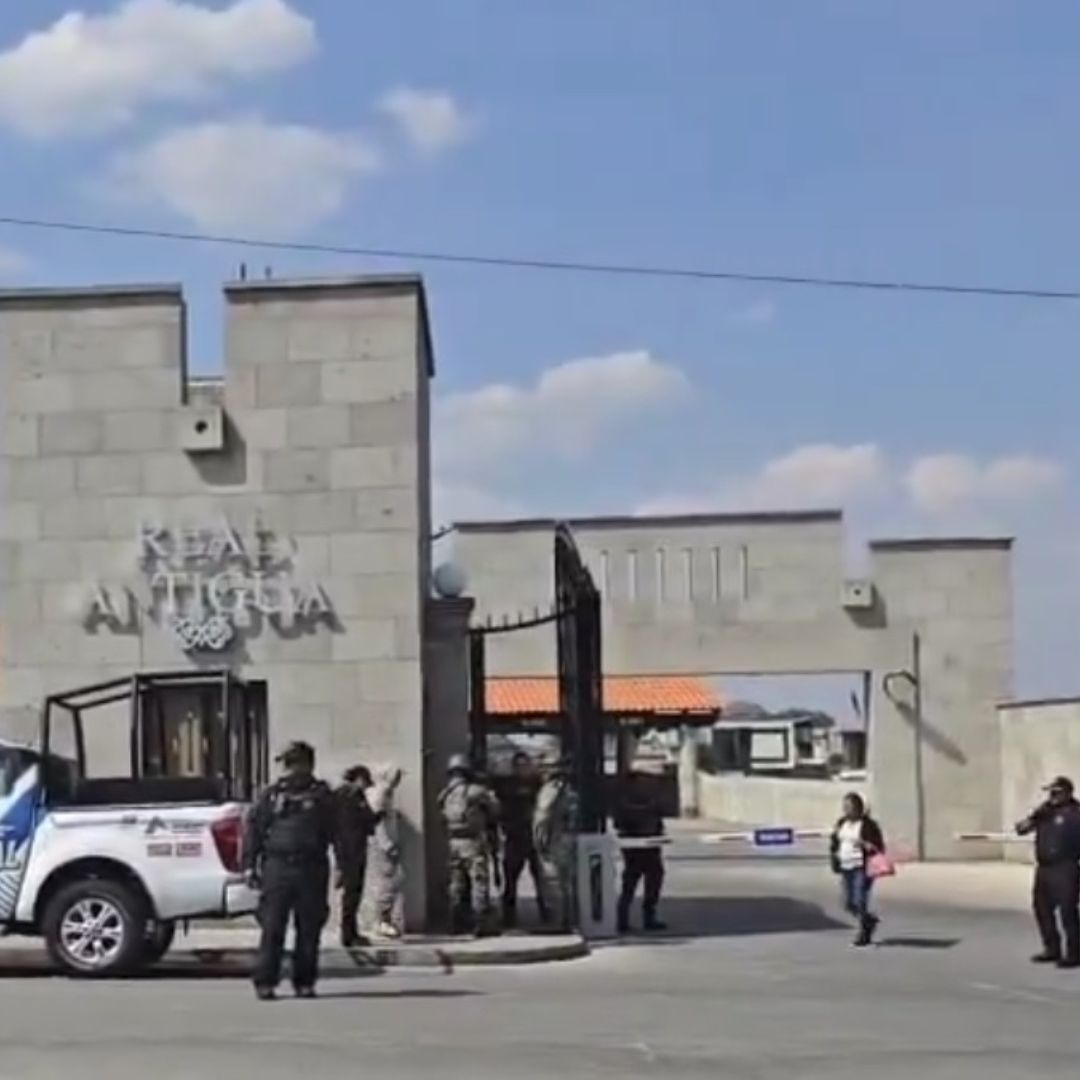 Autoridades llegaron al fraccionamiento Real Antigua, en Atizapán, para resguardar la escena del crimen.