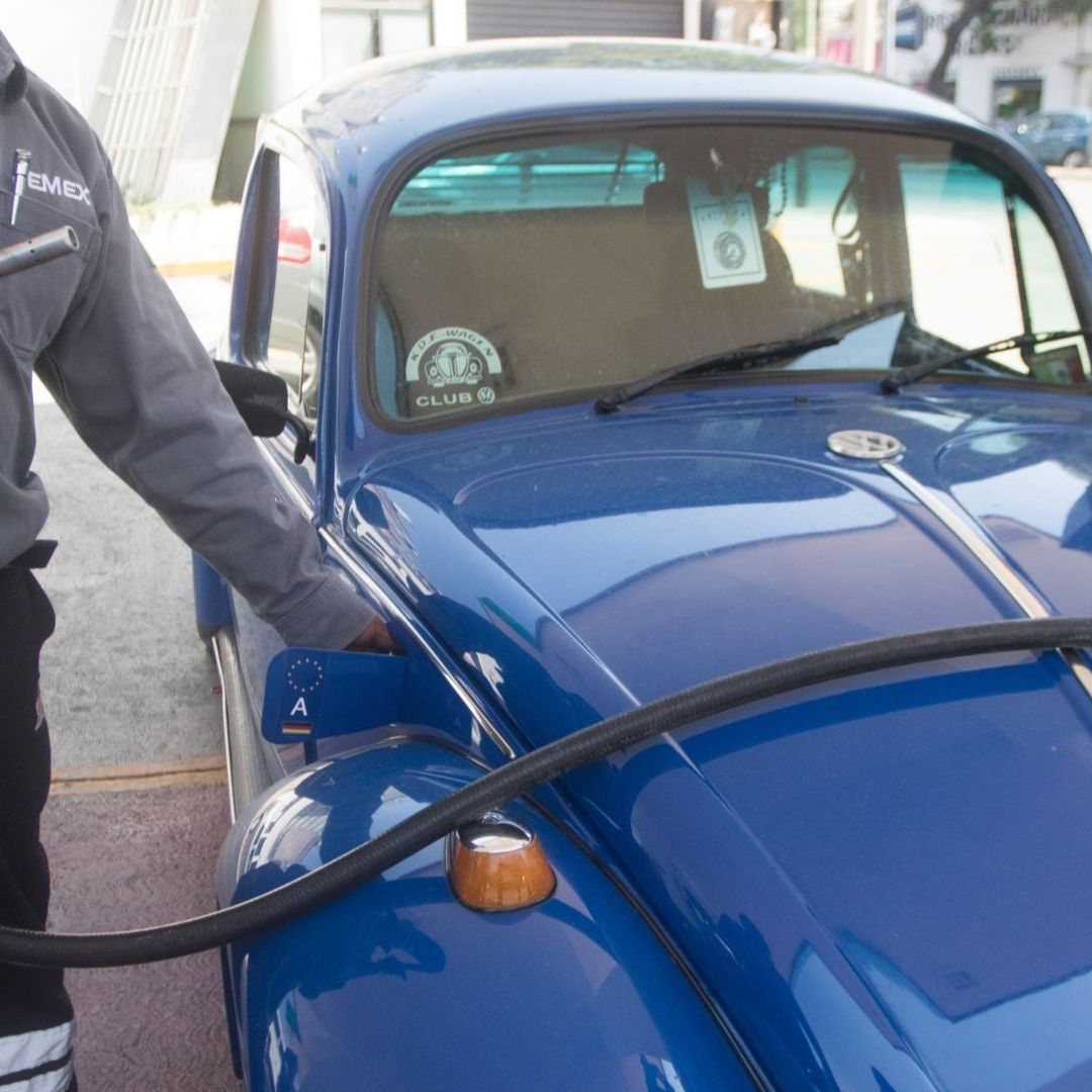 Despachador en una gasolinera de México. Foto: Cuartoscuro