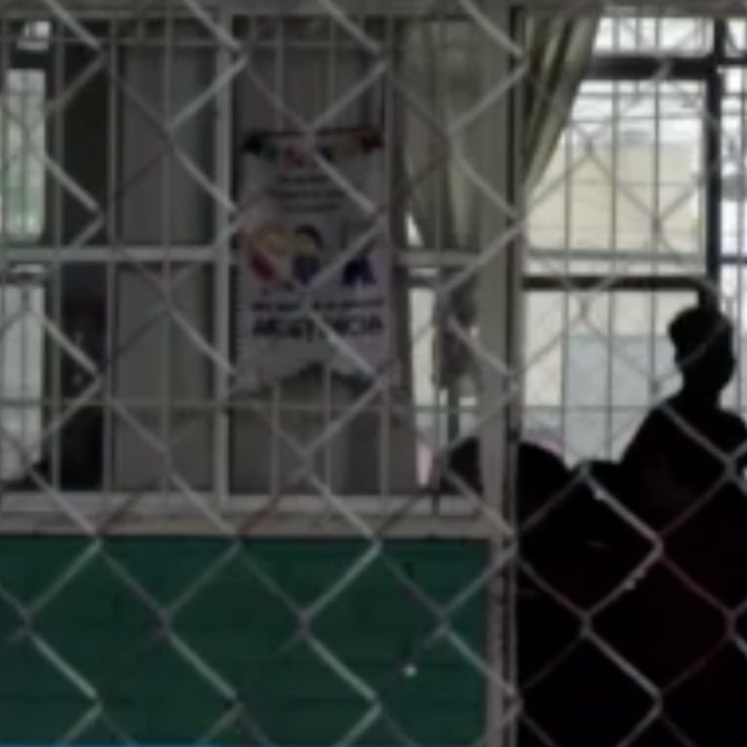 Estudiantes y personal de la primaria, sufren las consecuencias de no tener luz en el plantel