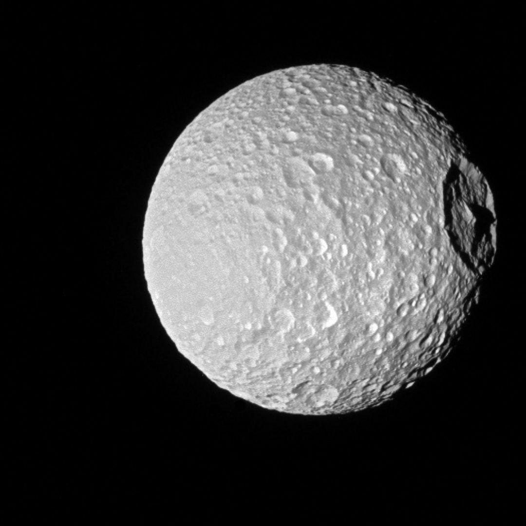 Mimas es una de las lunas de Saturno y, como ya se sabe de otras, puede encerrar un océano bajo la superficie